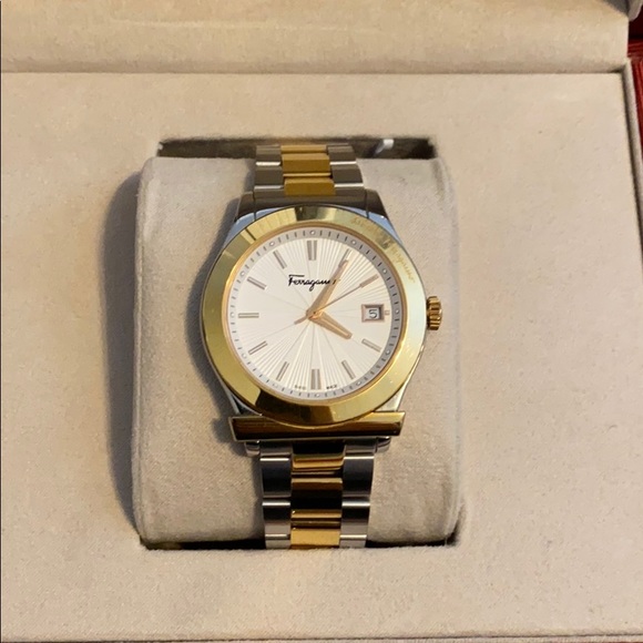 - Salvatore Ferragamo gold watch 39mm - Picture 2 of 7